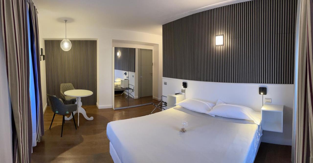 Il Vecchio Borgo Relais Hotel โกโม ภายนอก รูปภาพ